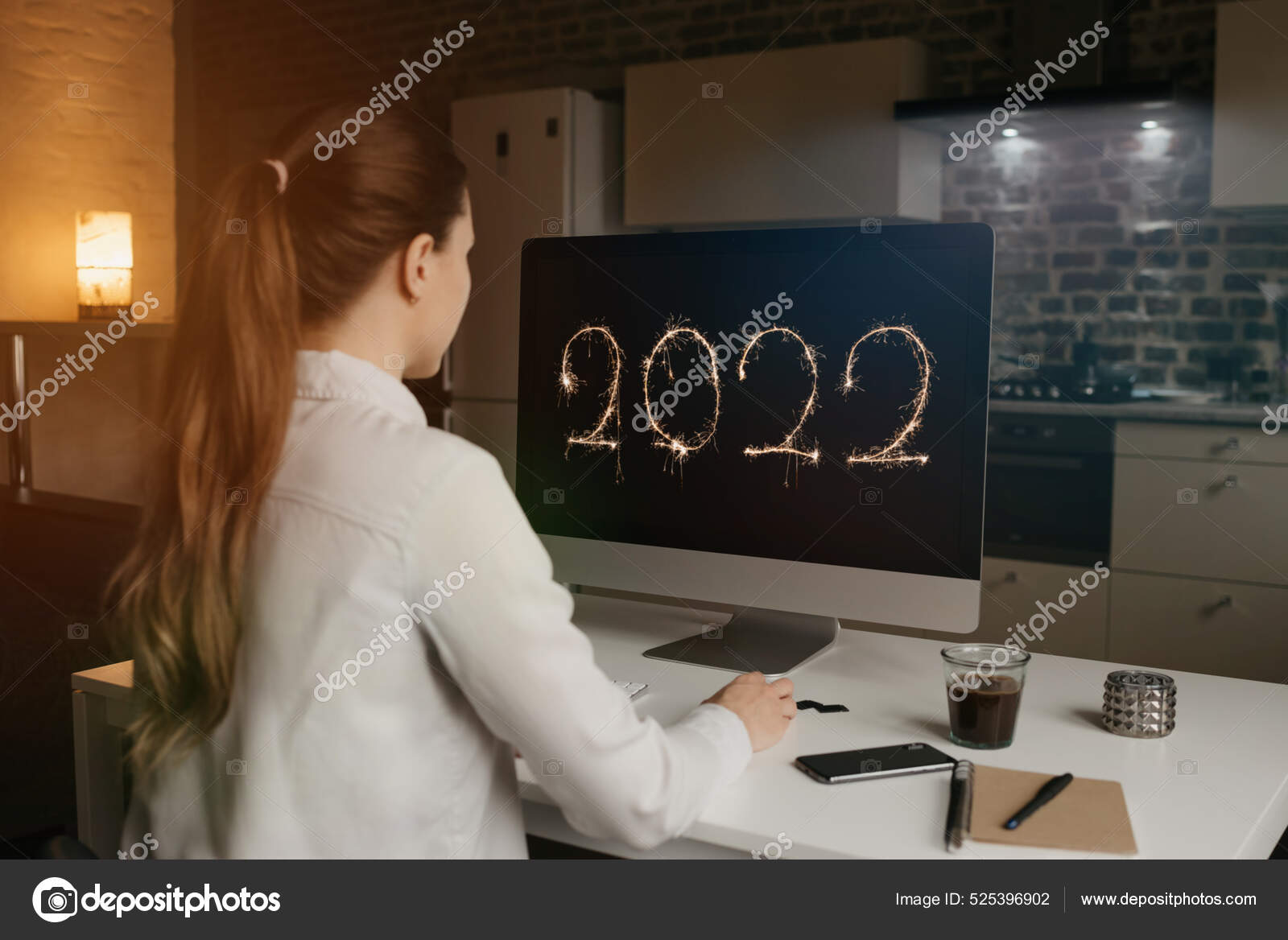 Una Vista Posterior Una Mujer Que Esta Mirando Numero 22 Fotografia De Stock C Minchanin Depositphotos Una Vista Posterior Una Mujer Que Esta Mirando Numero 22 Fotografia De Stock C Minchanin Depositphotos