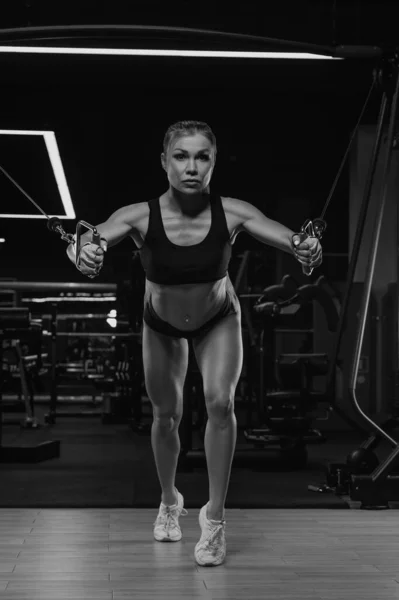 Eine Sportliche Frau Mit Langen Blonden Haaren Macht Einem Fitnessstudio — Stockfoto