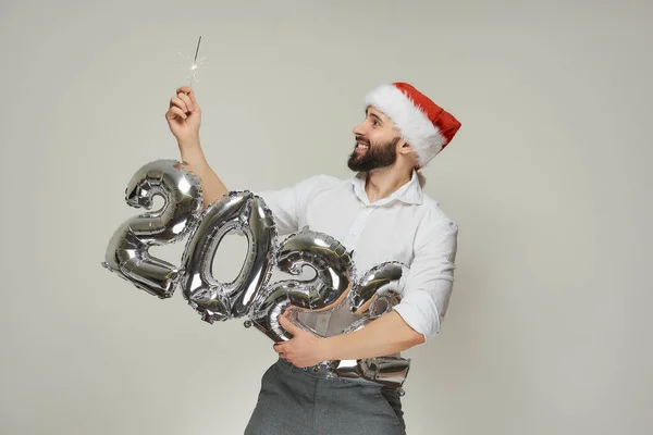 Homem Sorrindo Chapéu Papai Noel Veludo Vermelho Está Segurando Com — Fotografia de Stock