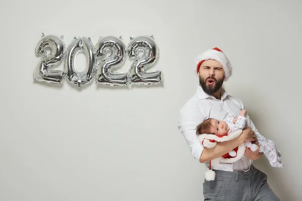 Ein Vater Mit Rotem Samt Weihnachtsmütze Hält Seine Kleine Tochter — Stockfoto