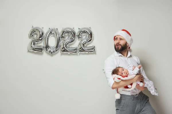 Padre Con Sombrero Terciopelo Rojo Santa Está Sosteniendo Hija Pequeña —  Fotos de Stock