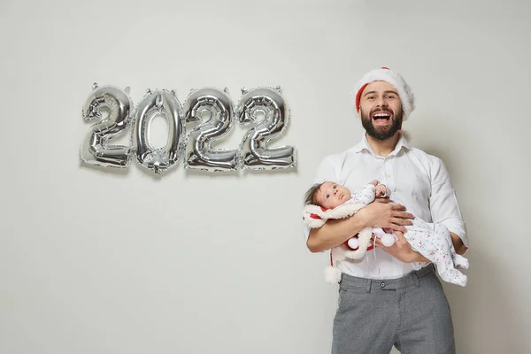 Padre Con Sombrero Terciopelo Rojo Santa Está Sosteniendo Hija Pequeña —  Fotos de Stock