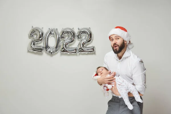 Ein Vater Mit Rotem Samt Weihnachtsmütze Hält Seine Kleine Tochter — Stockfoto