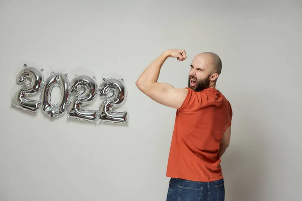 Homem Careca Com Barba Está Mostrando Bíceps Traseiro Gesso Seu — Fotografia de Stock