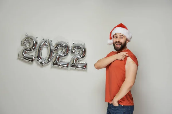 Homem Careca Com Uma Barba Chapéu Papai Noel Está Mostrando — Fotografia de Stock