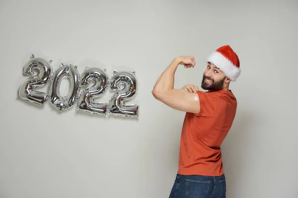 Hombre Calvo Sonriente Con Una Barba Sombrero Santa Está Mostrando —  Fotos de Stock