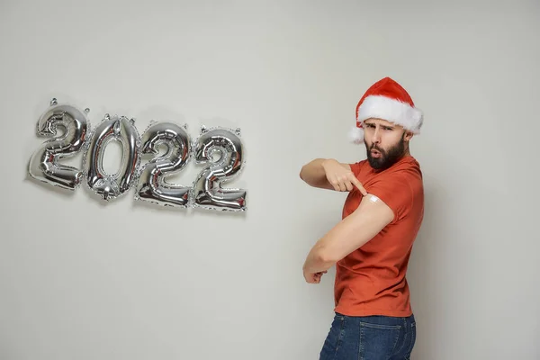 Homem Flertando Com Uma Barba Chapéu Papai Noel Está Mostrando — Fotografia de Stock