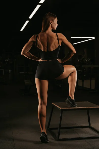 수트를 가등을 체육관에 있습니다 선수인한 소녀가 운동을 스트레칭을 — 스톡 사진