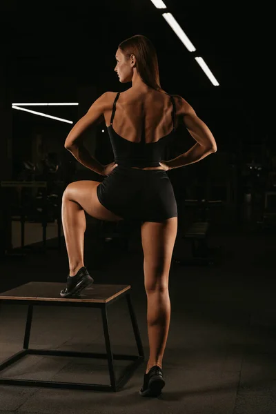 Ein Fittes Mädchen Schwarzen Anzug Posiert Mit Dem Rücken Einem — Stockfoto