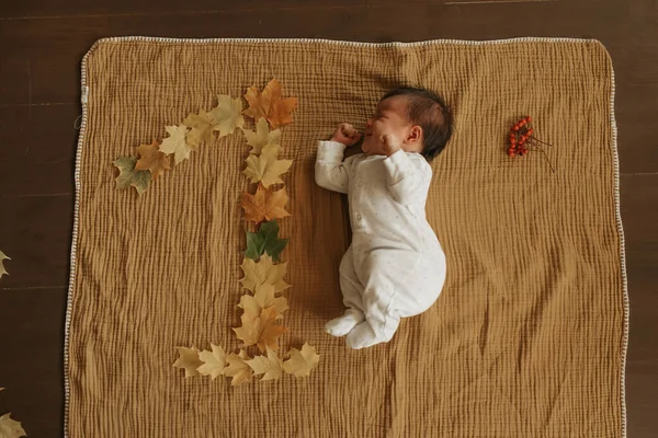 Neonato Giace Una Coperta Mussola Vicino Alle Foglie Acero Forma — Foto Stock