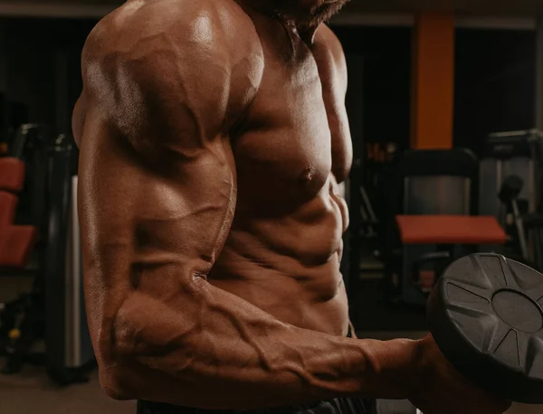 Een Close Shot Van Een Romp Van Een Bodybuilder Die — Stockfoto