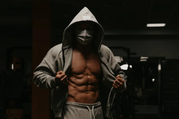 Een Bodybuilder Capuchon Een Gezichtsmasker Verspreiding Van Het Coronavirus Voorkomen — Stockfoto