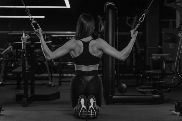 Una Foto Detrás Mujer Deportiva Que Está Haciendo Empuje Vertical — Foto de Stock