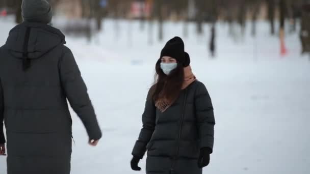 Приветствие Локтя Избежание Распространения Коронавируса Covid Зимой Женщина Маске Встречает — стоковое видео