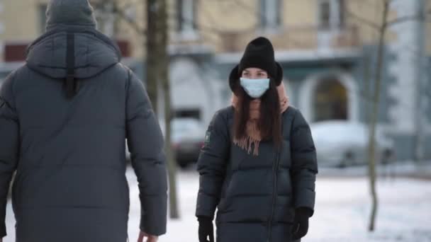 Вітання Лікті Щоб Уникнути Поширення Коронавірусу Covid Взимку Чоловік Жінка — стокове відео
