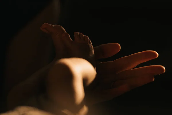 ภาพระยะใกล ของฝ อนโยนของแม นเท าของทารกแรกเก ดของเธอ ขาของทารกในแสงแดดในตอนเย — ภาพถ่ายสต็อก