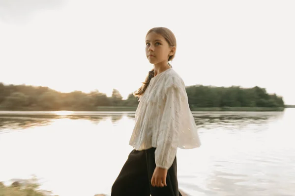 Blurred Portrait Young Girl Who Walking Coast Lake Sunset — ストック写真