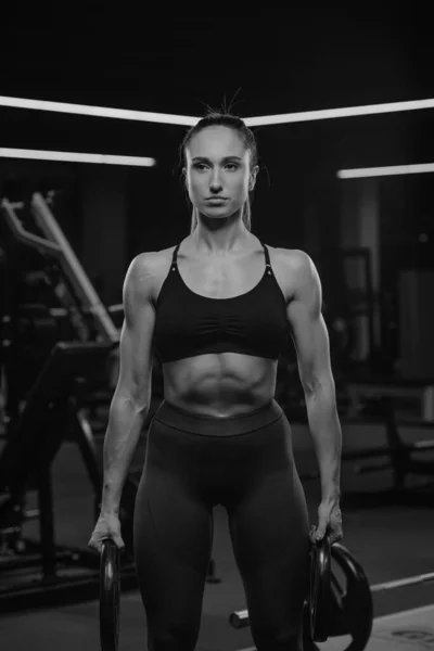 Medelhög Bild Muskulös Kvinna Som Poserar Med Två Gummiviktskivor Ett — Stockfoto