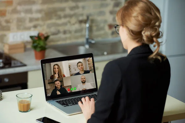 여성의 노트북 화면을 있습니다 소녀는 그녀의 스튜디오에 컴퓨터에서 원격으로 일합니다 — 스톡 사진