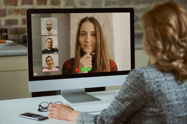 Uma Tela Computador Desktop Vista Sobre Ombro Uma Mulher Chefe — Fotografia de Stock