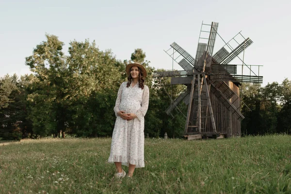 Full Length Portrait Pregnant Woman Windmill Background Who Holding Her — Stock Photo, Image