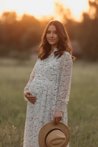 Retrato Próximo Uma Mulher Grávida Fundo Por Sol Que Está — Fotografia de Stock