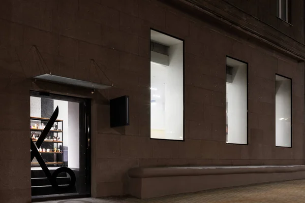 유럽의 건물에 미용실의 저녁에 현대식 이발소에 들어가는 — 스톡 사진