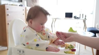 Ton balığını 7 aylık kızına veren annenin eli.