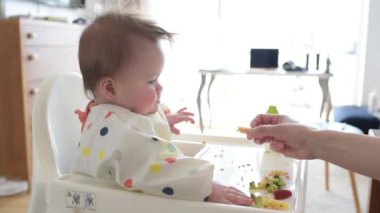 7 aylık kızına makarna veren annenin eli.