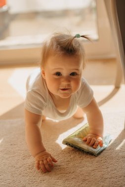 Meraklı bir 7 aylık kız balkon kapısından sürünüyor. Evde bir beden..