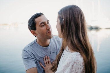 İspanyol stil sahibi bir adam akşamleyin İspanya 'da bir rıhtımdaki nazik esmer kız arkadaşına bakıyor. Valencia 'da randevusu olan iki turist.