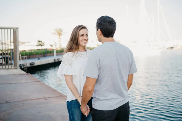 Homme Élégant Hispanique Tient Main Petite Amie Brune Souriante Espagne — Photo