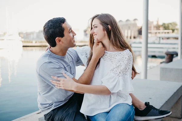 Een Spaanse Man Houdt Zijn Lachende Brunette Vriendin Vast Terwijl — Stockfoto