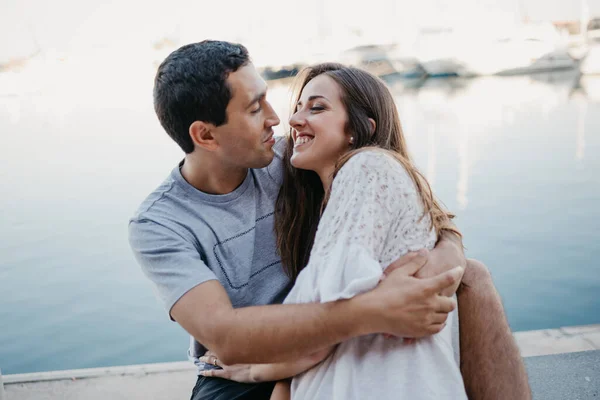 Homem Hispânico Está Segurando Sua Namorada Morena Sorridente Enquanto Ambos — Fotografia de Stock