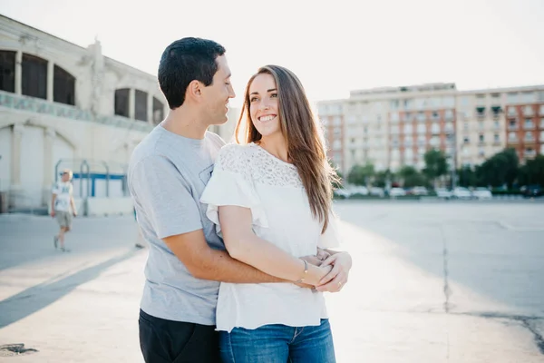 Ein Hispanischer Mann Hält Seine Lächelnde Brünette Freundin Während Beide — Stockfoto