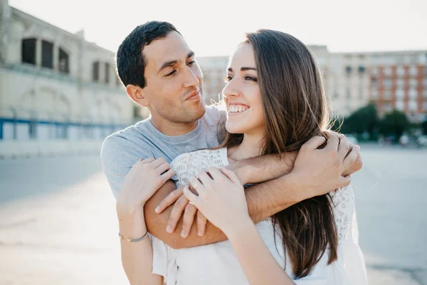 Hombre Hispano Está Abrazando Novia Morena Sonriente Mientras Ambos Caminan —  Fotos de Stock