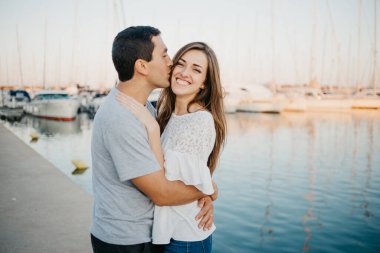 İspanyol bir adam akşamleyin İspanya 'da bir limanda mutlu esmer kız arkadaşının kokusunu alıyor. Valencia 'da gün batımında birkaç turist yatların yanında çıkıyorlar..