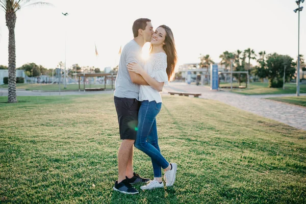 Uma Foto Completa Homem Hispânico Que Está Beijando Sua Namorada — Fotografia de Stock