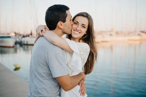 Een Spaanse Man Knuffelt Kust Avonds Zijn Gelukkige Brunette Vriendin — Stockfoto