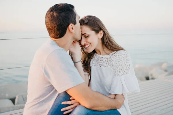 Homem Hispânico Está Beijando Sua Namorada Morena Sorridente Quebra Mar — Fotografia de Stock