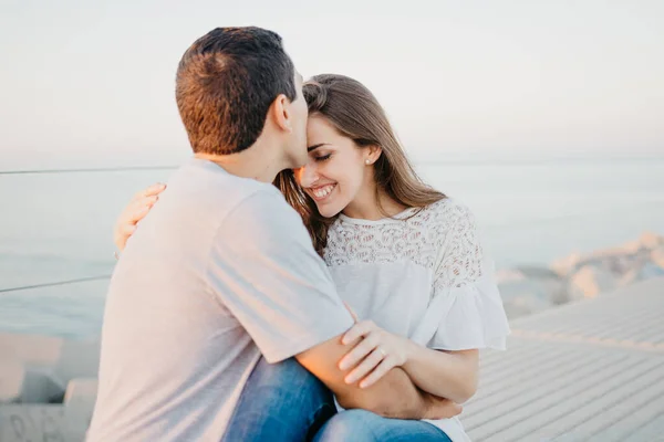 Homem Hispânico Está Beijando Testa Sua Namorada Morena Sorridente Quebra — Fotografia de Stock