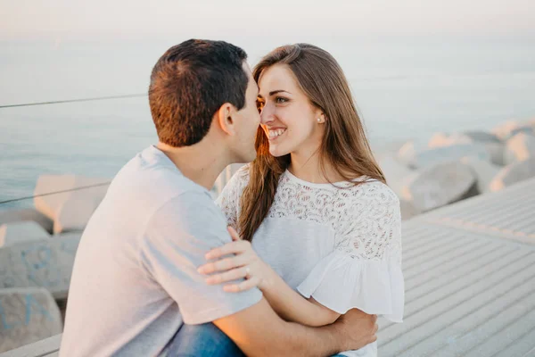 Homme Hispanique Regarde Copine Brune Souriante Sur Brise Lames Espagne — Photo