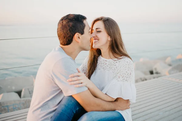 Homem Hispânico Está Brincando Com Sua Namorada Morena Sorridente Quebra — Fotografia de Stock