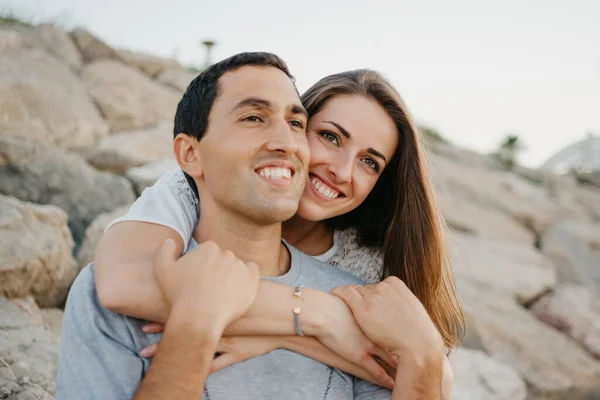 Una Foto Cercana Una Mujer Sonriente Que Está Abrazando Novio —  Fotos de Stock