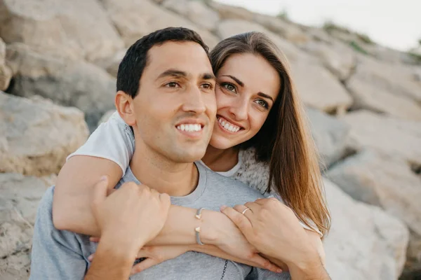 Una Foto Cercana Una Mujer Sonriente Que Está Abrazando Novio —  Fotos de Stock