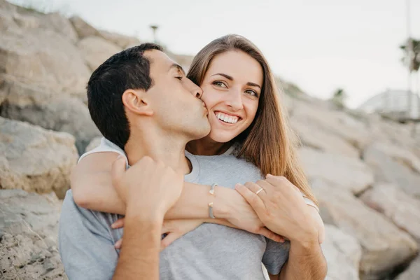 Ett Kort Leende Kvinna Som Kramar Sin Latinamerikanske Pojkvän Vid — Stockfoto