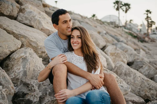 Een Vrouw Geniet Avonds Tussen Benen Van Haar Spaanse Vriendje — Stockfoto