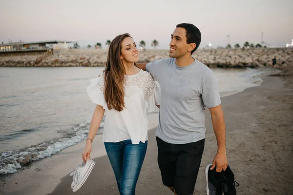 Latinamerikansk Man Med Sin Leende Flickvän Kramas När Han Promenerar — Stockfoto