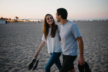 İspanyol bir adam ve kız arkadaşı akşam İspanya 'da Balearic Denizi yakınlarında kumlu bir plajda yürüyorlar. Valencia Alacakaranlık 'ta buluşan mutlu turistler..