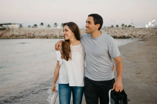 Homem Hispânico Com Sua Namorada Sorridente Estão Abraçando Enquanto Caminham — Fotografia de Stock